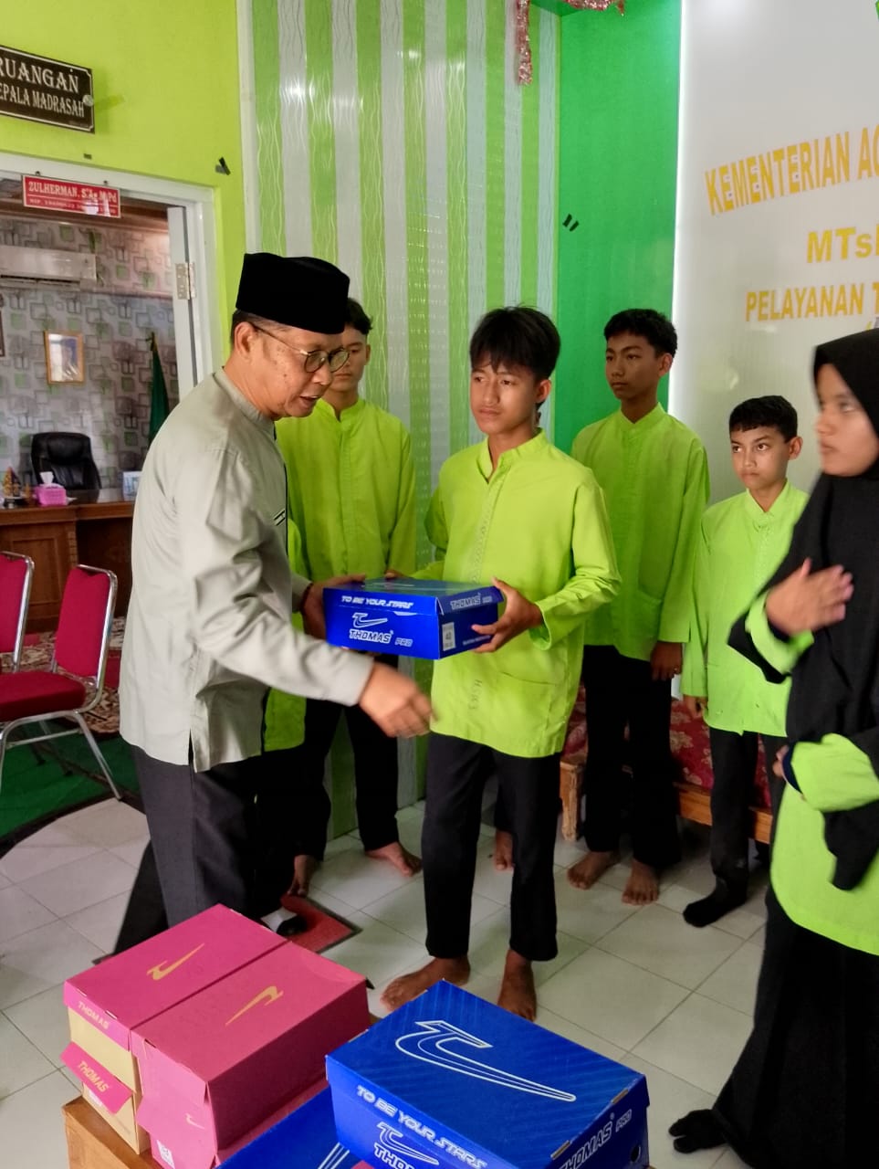 Jumat Berkah, Kesbangpol Agam Bagikan 10 Pasang Sepatu untuk Siswa MTsN 4 Agam 4 Jumat Berkah, Kesbangpol Agam Bagikan 10 Pasang Sepatu untuk Siswa MTsN 4 Agam