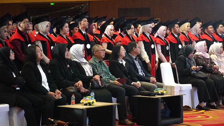 00402 uoer wisuda b