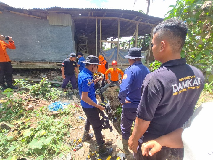 Jatuh ke Sumur, Fendi Diselamatkan Damkar Kabupaten Solok 2 01702 damkar jatuh ke sumur a