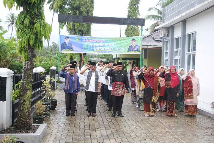 Gerimis Tak Kurangi Khidmatnya Peringatan HGN 2025 di Kantor Kemenag Kab. Solok 4 02505 upacara hgn kemenag b
