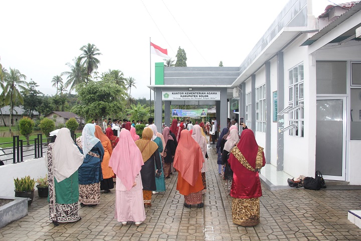 Gerimis Tak Kurangi Khidmatnya Peringatan HGN 2025 di Kantor Kemenag Kab. Solok 3 02505 upacara hgn kemenag d
