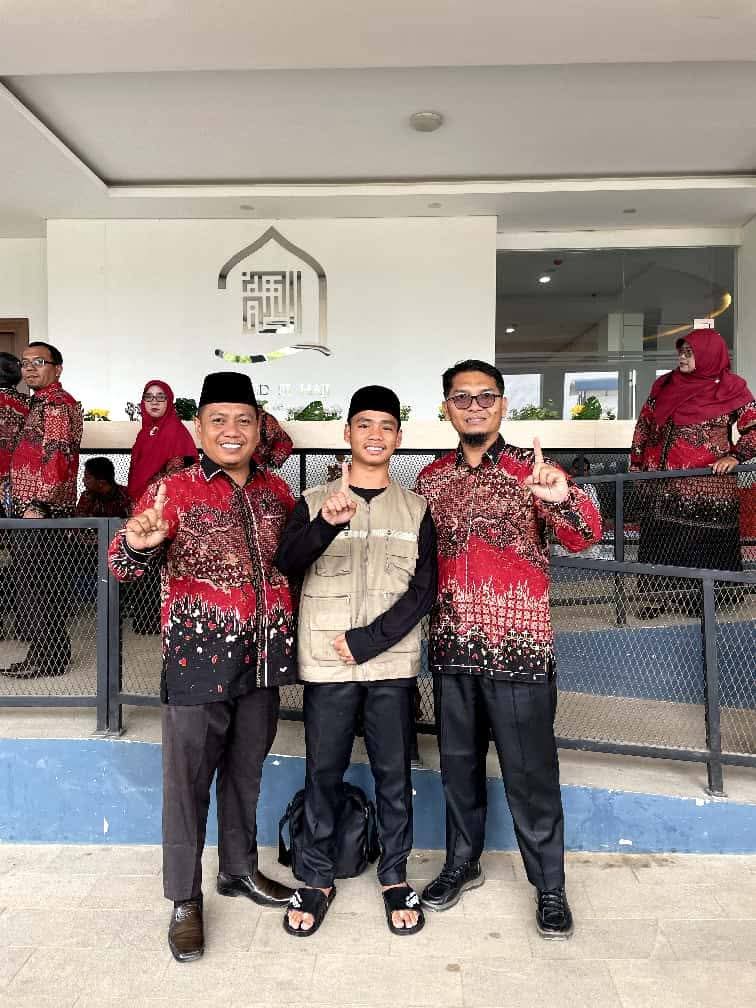 Sumbar Raih 13 Medali pada Ajang OMI 2025, Thomas Febria Apresiasi Fadli Yauma Akrama Siswa Mas Nurul Yaqin Siti Manggopoh Peraih Medali Perunggu 4 Sumbar Raih 13 Medali pada Ajang OMI 2025, Thomas Febria Apresiasi Fadli Yauma Akrama Siswa Mas Nurul Yaqin Siti Manggopoh Peraih Medali Perunggu