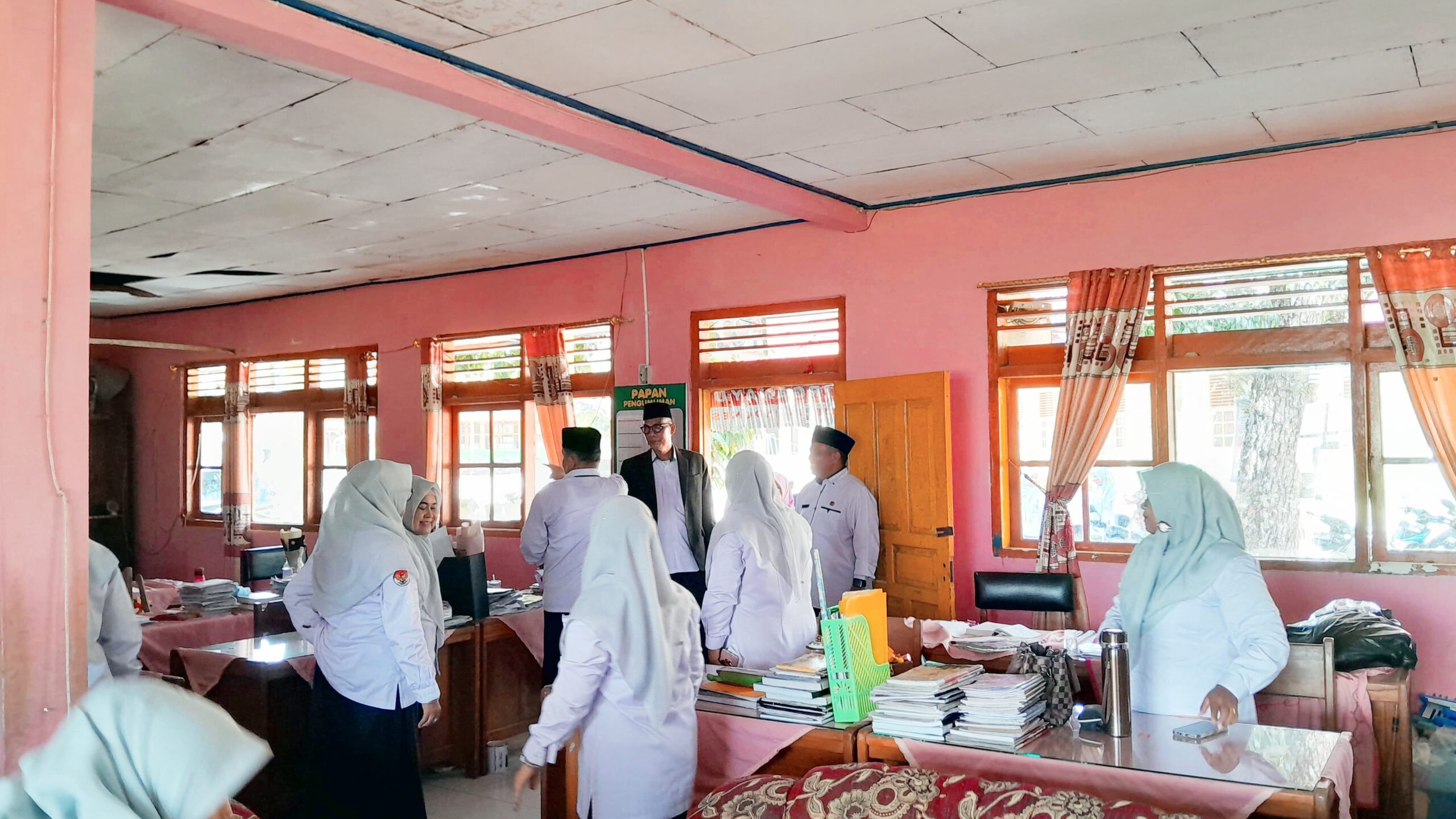 Tim GTK Kemenag Sumbar Genjot Mutu Madrasah Lewat Monev Sertifikasi dan Sarpras di MTsN 4 Agam 4 GTK Kemenag Sumbar Genjot Mutu Madrasah Lewat Monev Sertifikasi dan Sarpras di MTsN 4 Agam