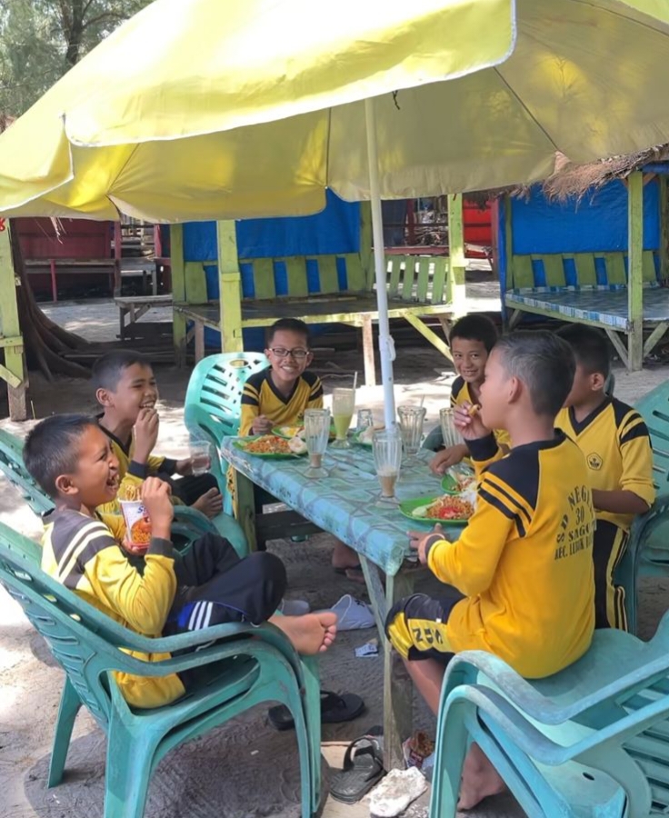 Siswa SDN 30 Sago 'Explore and Celebrate Trip' di Pantai Tiku: Belajar Seru Langsung di Alam Bebas
