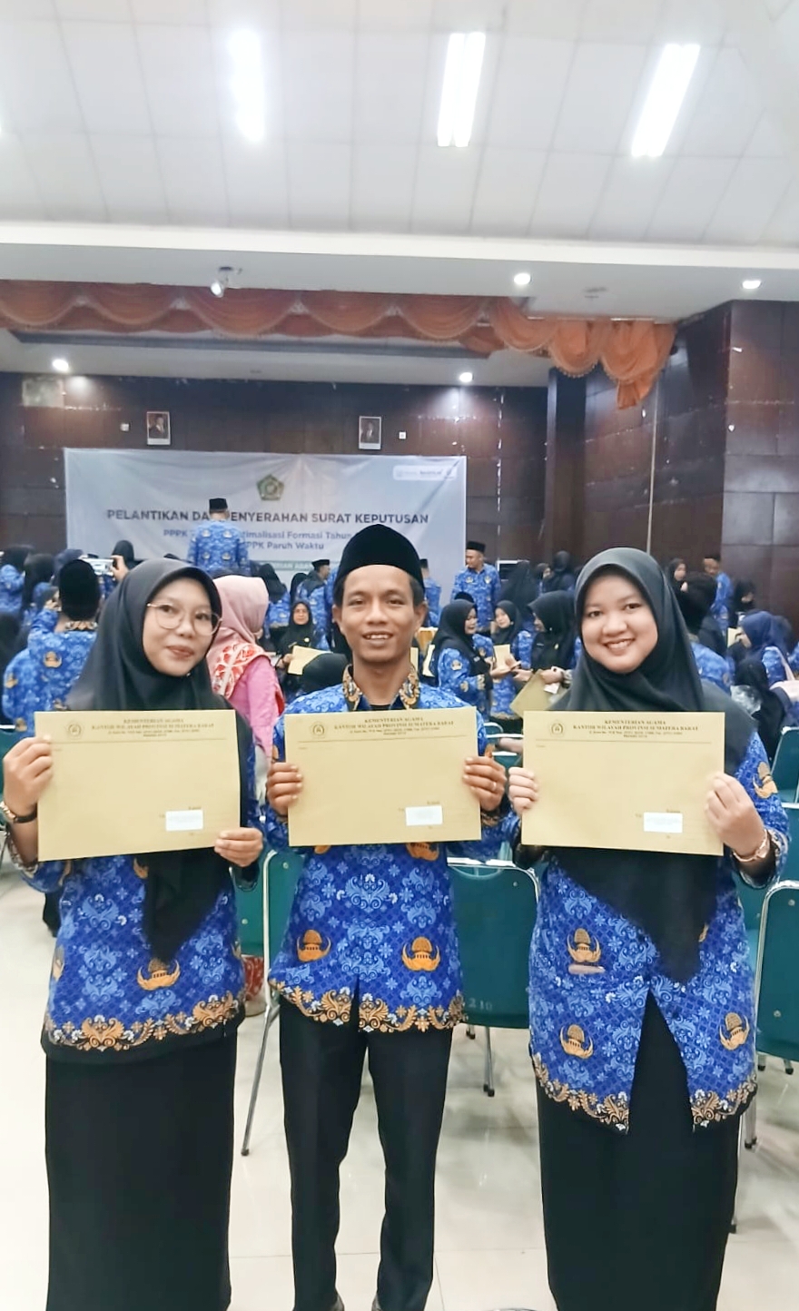 Alhamdulillah, Tiga Honorer MTsN 4 Agam Resmi Dilantik Jadi ASN PPPK Kemenag Sumbar