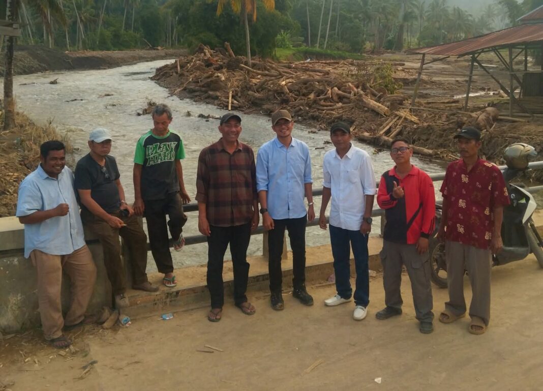 Ketua dan 2 Anggota DPRD Kab.Solok Bantu Percepat Normalisasi Sawah Selayo yang Terdampak Banjir