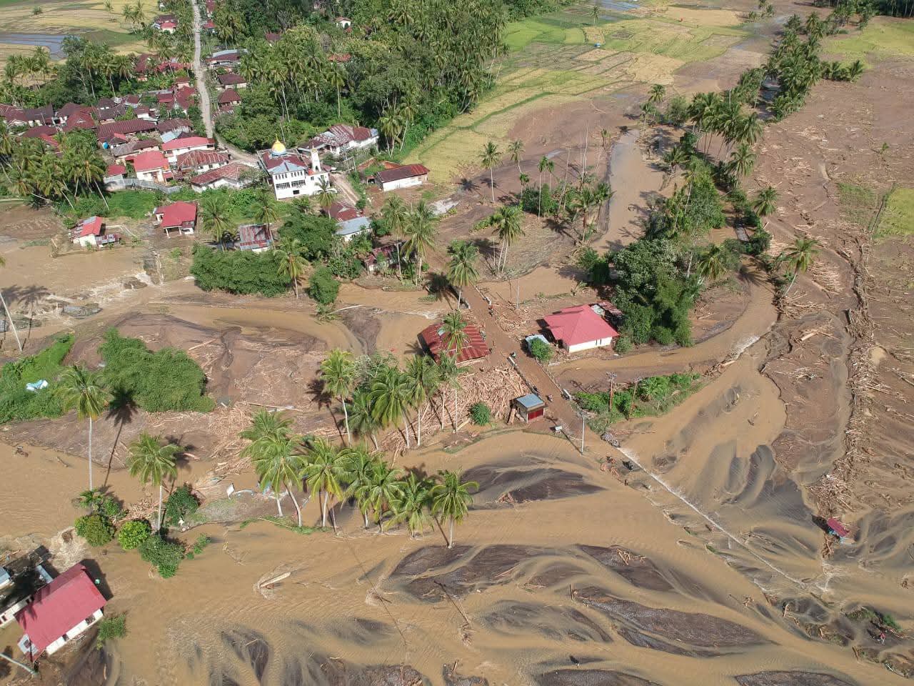Ketua dan 2 Anggota DPRD Kab.Solok Bantu Percepat Normalisasi Sawah Selayo yang Terdampak Banjir 3 FB IMG 1764817567586