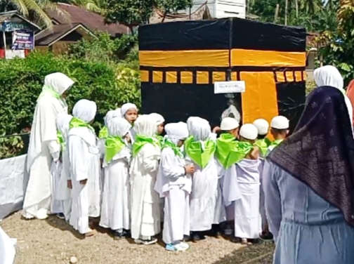 Santriwan dan Santriwati RA Sahara Sago Manggopoh Ikuti Peragaan Manasik Haji