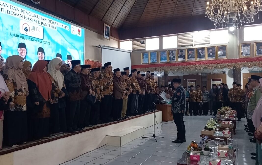 Gubernur Lantik dan Kukuhkan Dewan Hakim, Tim IT, dan Panitera MTQN Sumbar ke 41 di Bukittinggi