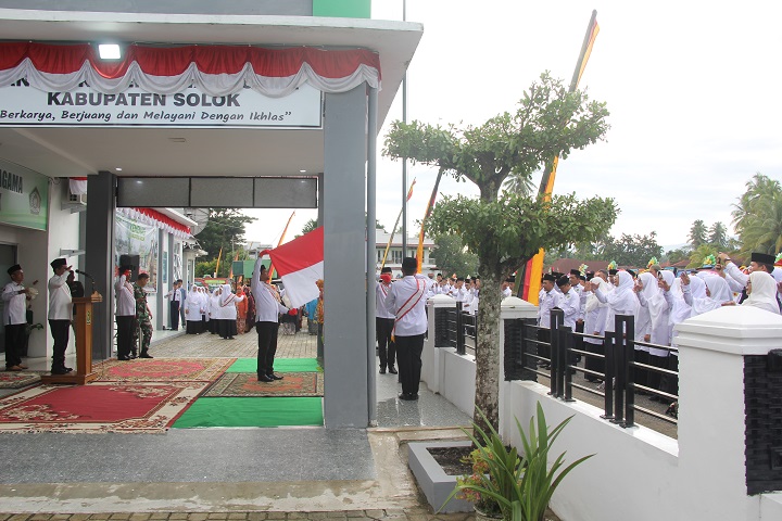 Solok Dikepung Bencana, Wabup Nyetir Sendiri ke Lokasi Upacara HAB 80 4 00403 wabup upacara e