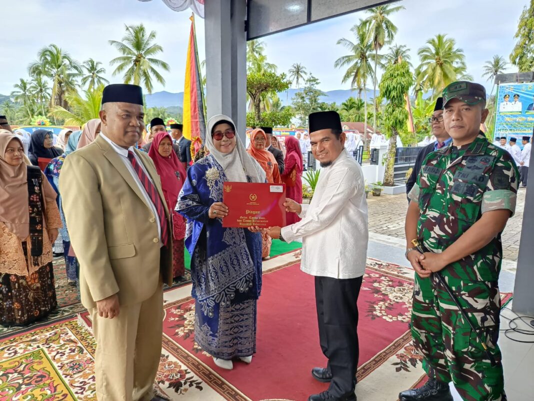 Enam Guru MAN 1 Solok PK Terima Satyalancana Karya Satya
