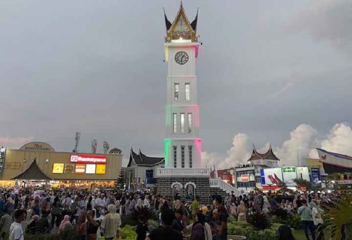 Senja Terakhir 2025 di Jam Gadang 2 01302 jam gadang