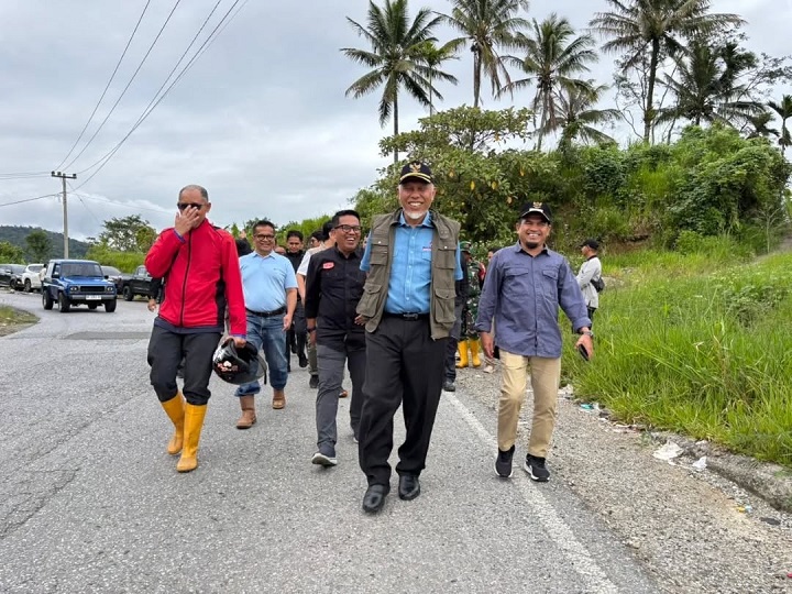 Gubernur Mahyeldi Tinjau Jalan Baru Guguak - Pintu Angin yang Amblas 2 01901 jalan guguak b