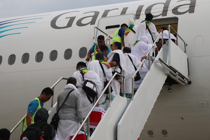 Layani 14 Kloter, Jemaah Haji Embarkasi Padang Diangkut Maskapai Garuda 2 02405 pesawat haji garuda ab