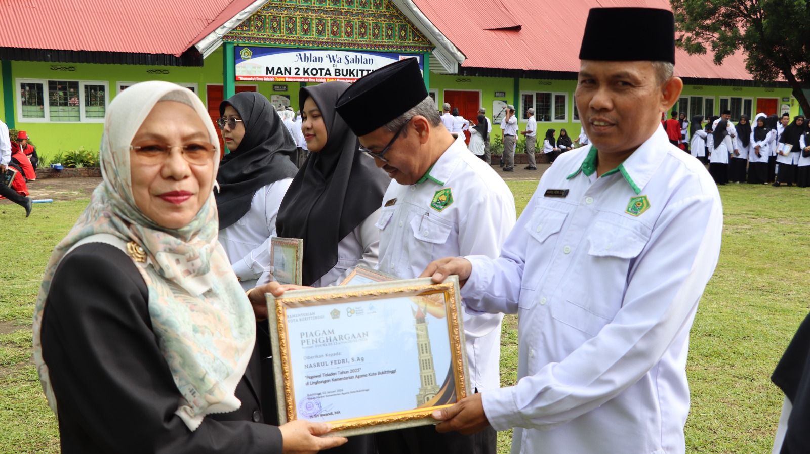 Dua ASN MAN 2 Kota Bukittinggi Raih Penghargaan di Momentum HAB 80 Kemenag 3 IMG 20260103 WA0055