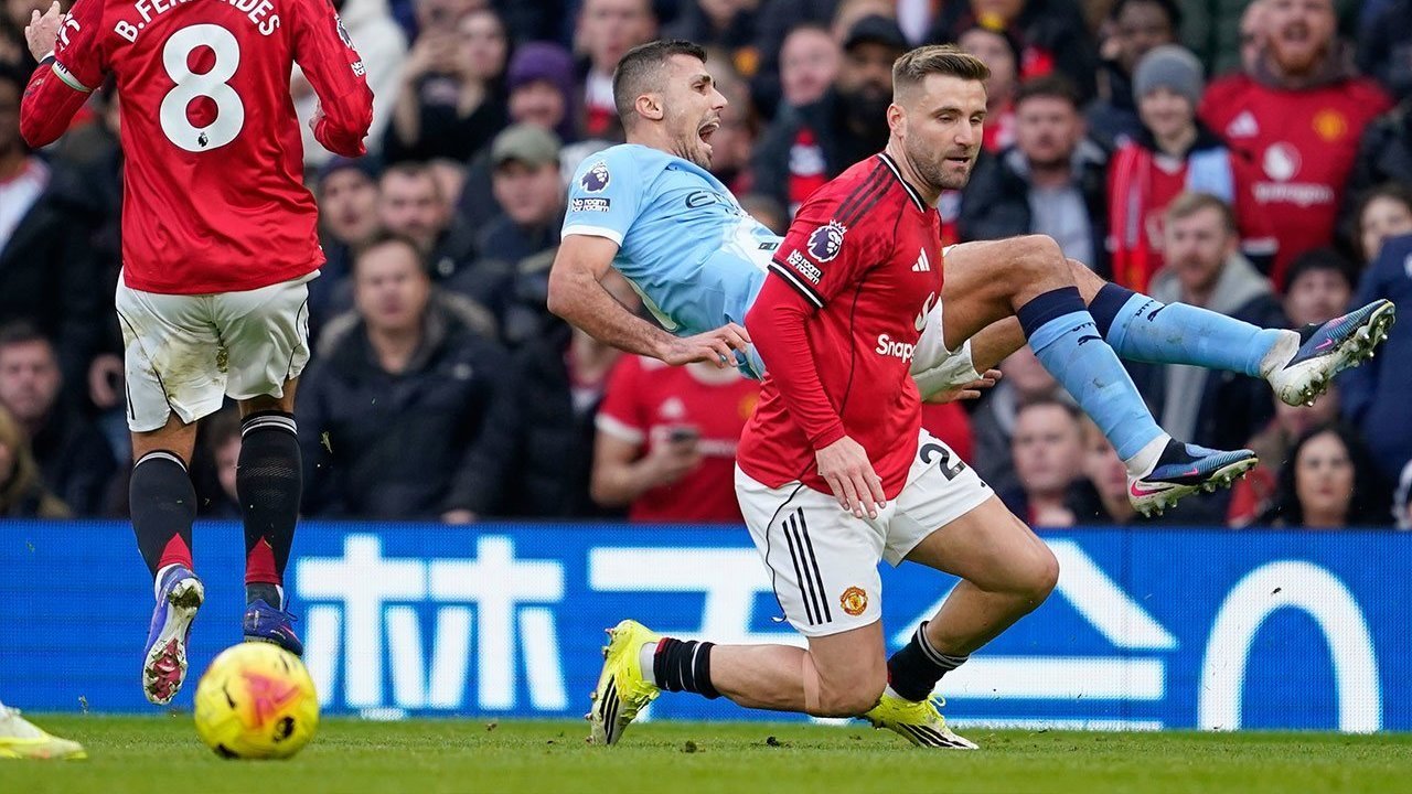 Premier League: Manchester United Tumbangkan Manchester City 2-0 di Old Trafford 1 MU luke shaw vs rodri a304bcf