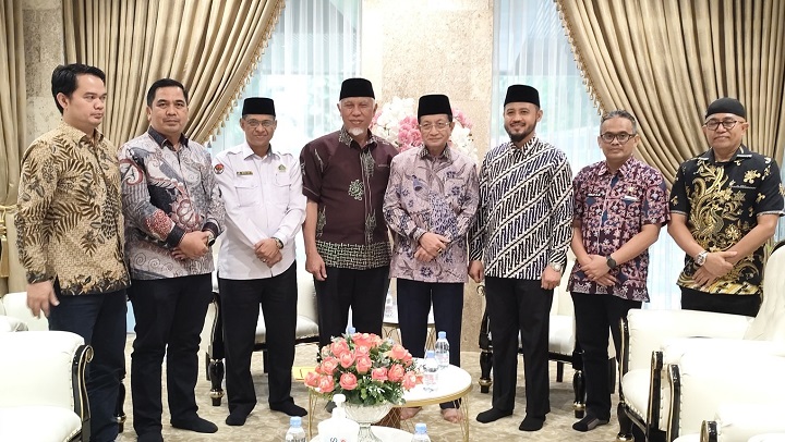Didampingi Kakanwil Mustafa, Gubernur Sumbar bertemu Menteri Agama 2 00504 mahyeldi menag b
