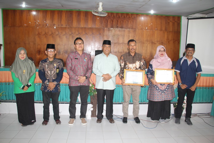 Serahkan SK Pensiun 2 ASN, Kakan Kemenag Kab. Solok Ucapkan Terima Kasih 2 01207 sk penisun b