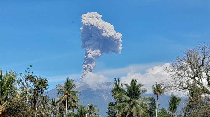 01810 marapi erupsi