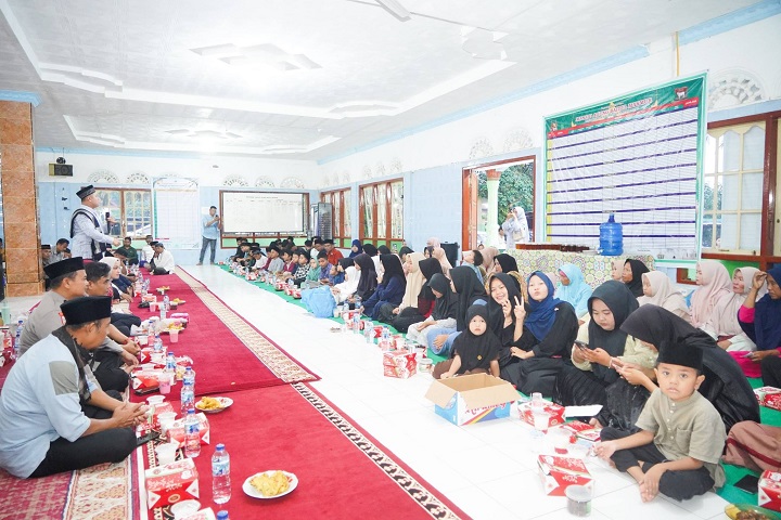 Bupati Annisa Buka Bersama dan Berbagi dengan 100 Anak Yatim di Timpeh 2 02608 annisa anak yatim b