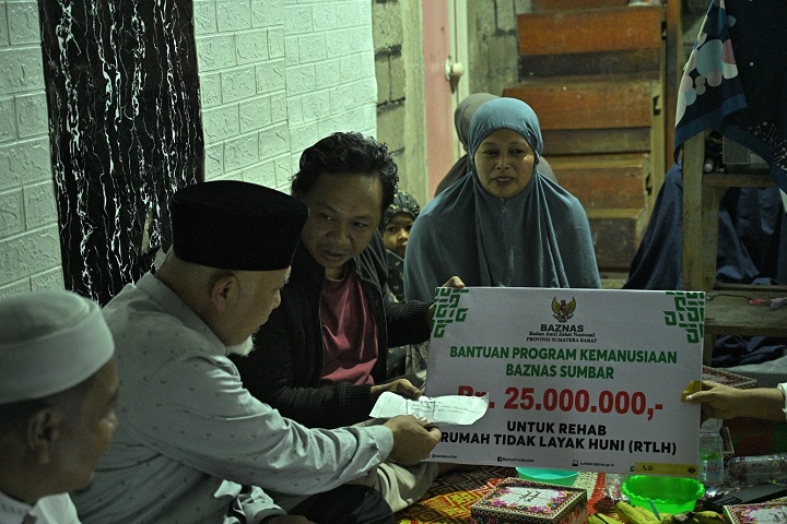 Dikunjungi Gubernur Mahyeldi Saat Sahur, Keluarga Ises Terima Bantuan 25 Juta 2 02707 mahyeldi pyk b