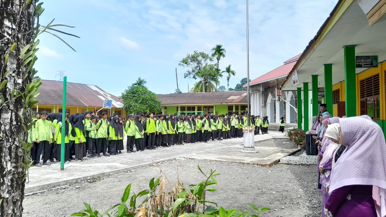 Kepala MTsN 4 Agam Pesankan Asta Protas pada Tarhib Ramadhan 1447 H 8 Kepala MTsN 4 Agam Pesankan Asta Protas pada Tarhib Ramadhan 1447 H