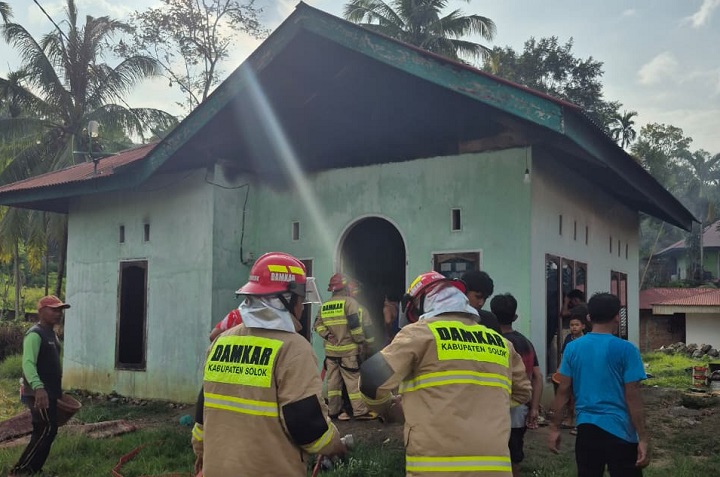 Kebakaran di Koto Sani, Rumah Ulil Amri Rusak Berat 2 01208 kebakaran kt sani b