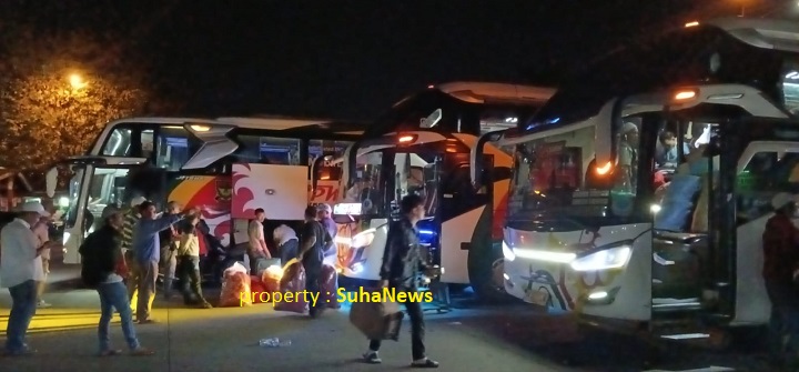 Hujan Sambut Puluhan Bus Bawa Perantau di Terminal Bareh Solok 2 01506 bus tbs b