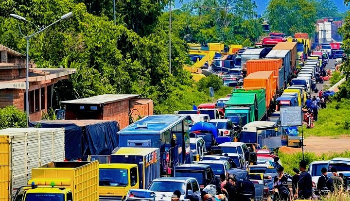 01703 macet lintas timur a