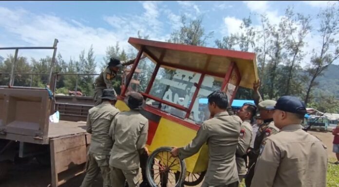 Jelang Lebaran, Pantai Air Manis Ditertibkan Pol PP