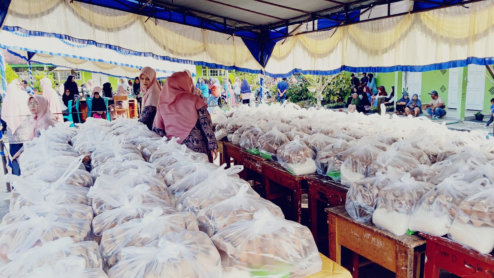 MTsN 11 Agam Gelar Bazar Murah Tahun Ke 3, Dua Ratus Paket Habis Dalam Waktu 1 Jam