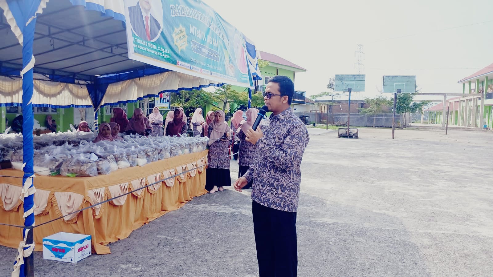 MTsN 11 Agam Gelar Bazar Murah Tahun Ke 3, Dua Ratus Paket Habis Dalam Waktu 1 Jam