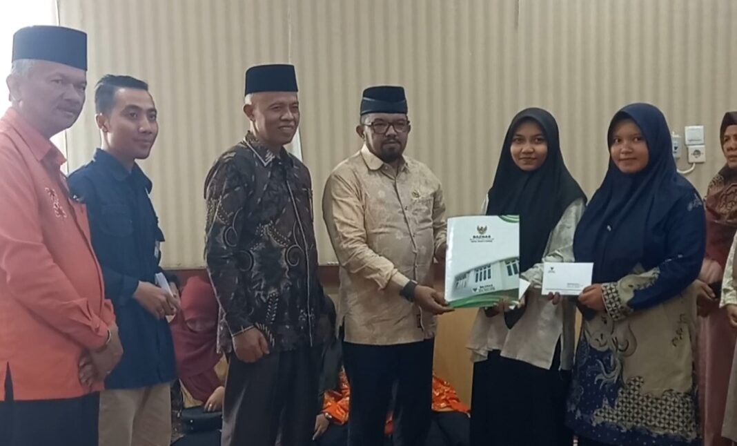 Kemenag Bukittinggi Salurkan Zakat untuk Dukung Pengentasan Kemiskinan Ekstrem