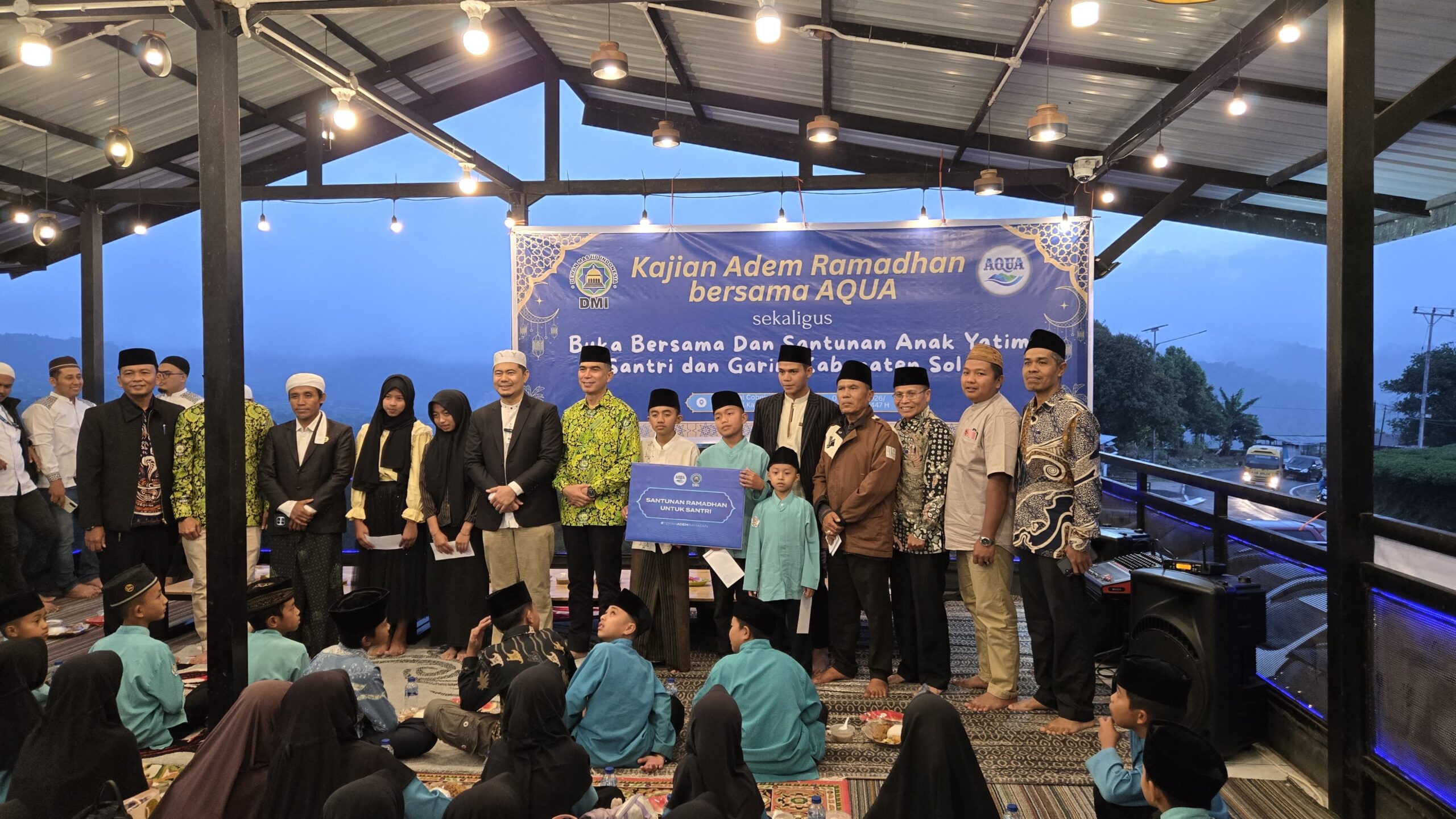 Sekda Solok Apresiasi Kolaborasi DMI dan AQUA Santuni 180 Santri dan Marbot 3 WhatsApp Image 2026 03 07 at 02.01.24 scaled