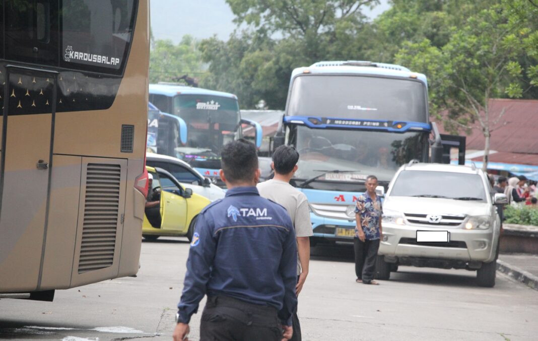 Parkir Semrawut Hambat Lalulintas Bus di Terminal Bareh Solok