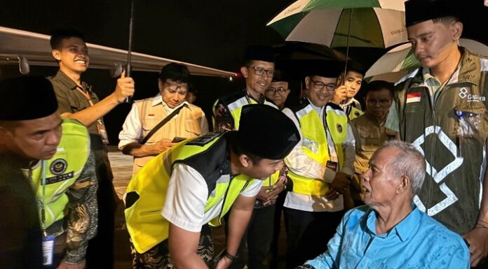Meski Hujan, Wagub Vasko Antarkan Jemaah Haji Kloter 1 Hingga Tangga Pesawat
