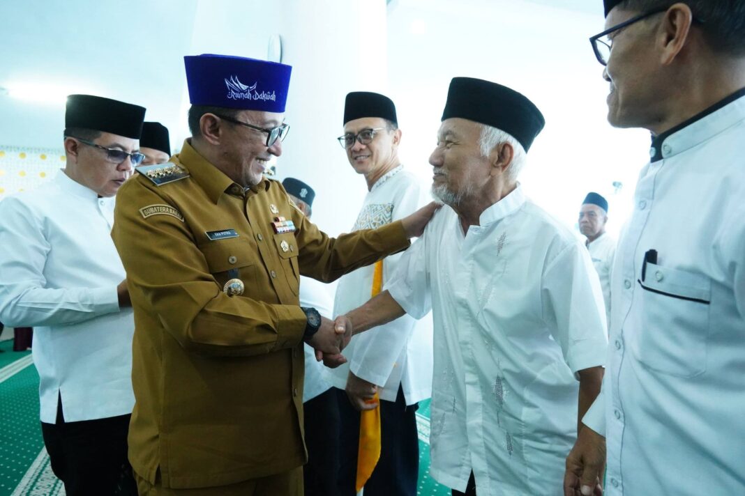 212 Jemaah Calon Haji Tanah Datar Dilepas Bupati Eka Putra