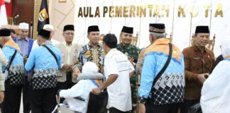 Kakankemenag Kota Pariaman, Edy Oktafiandi mendampingi Walikota Yota Balad melepas sebanyak 133 orang Jemaah Calon Haji (JCH) Kota Pariaman Tahun 2026, yang siap berangkat menuju tanah suci.