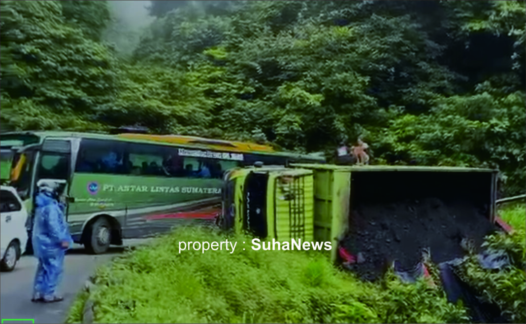 Sitinjau Lauik, Keindahannya Sirna Karena Macet Berkepanjangan