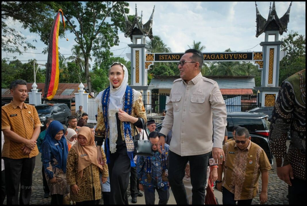 Bersama Irman Gusman Menteri Pariwisata RI Kunjungi Istano Basa Pagaruyung