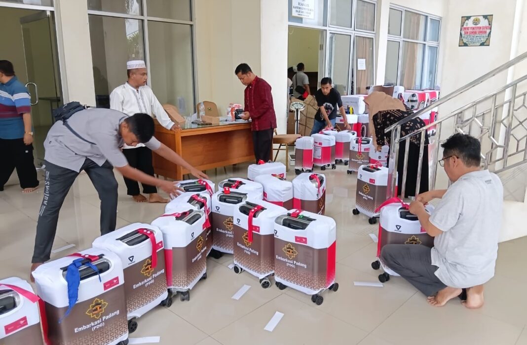 Perjalanan Dimulai, Kemenhaj Terima Koper Jemaah Haji Kabupaten Solok