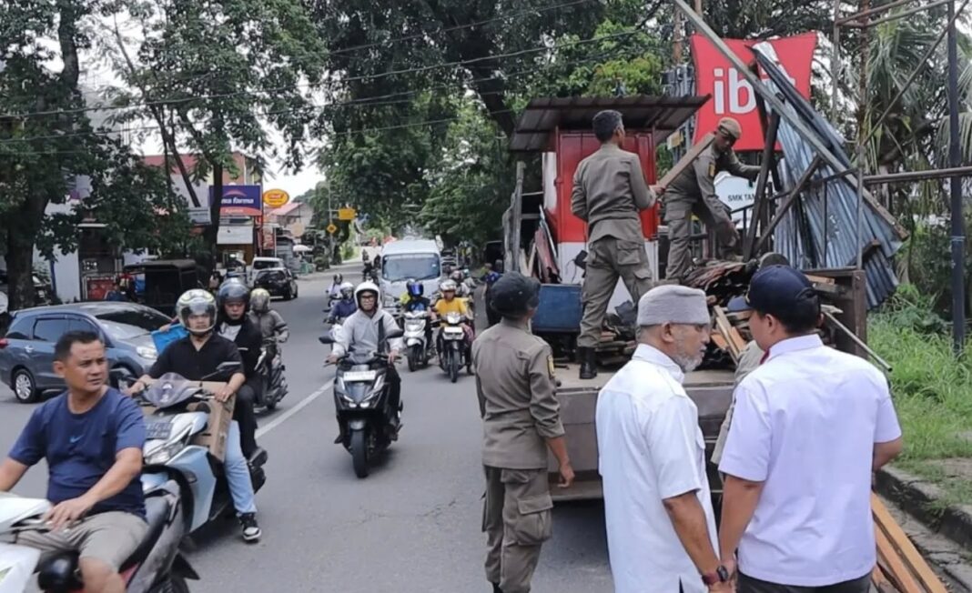 Bangunan Liar di Parak Kopi Ditetibkan Pol PP Padang