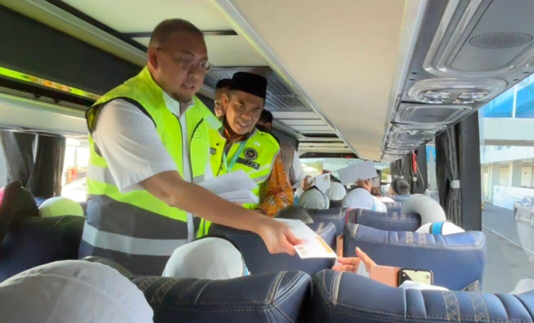 Jemaah Kloter 14 PDG Terima Usang Saku 100 Riyal dari Andre Rosiade