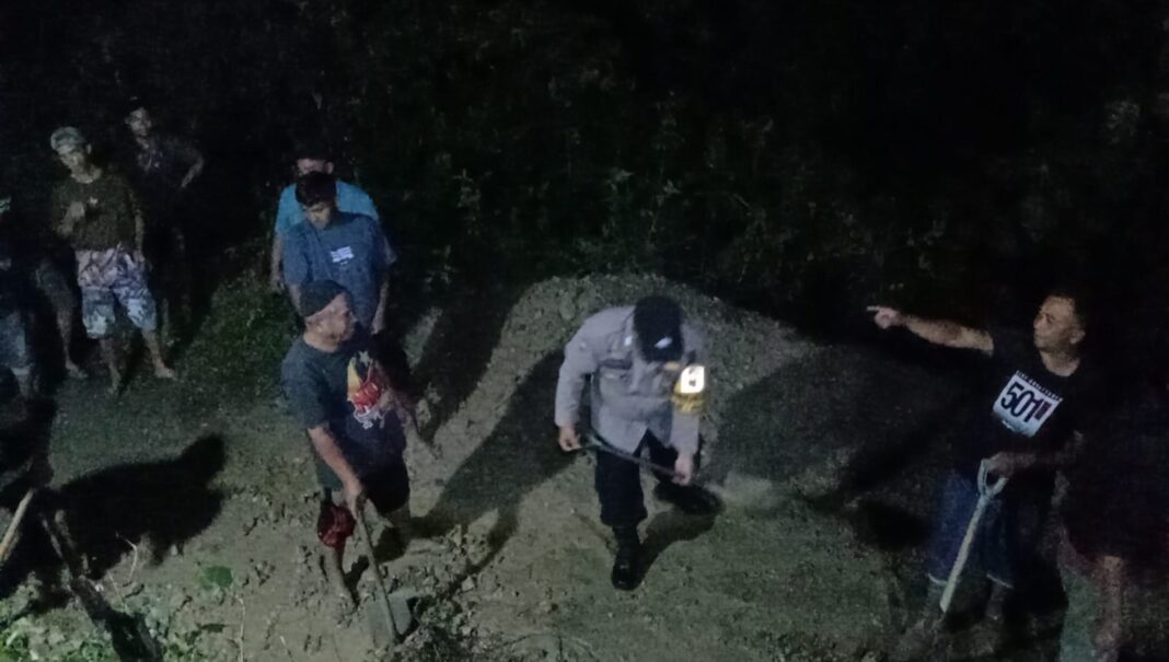 Longsor di Katialo, Masyarakat dan Bhabinkamtibmas Goro Hingga Malam