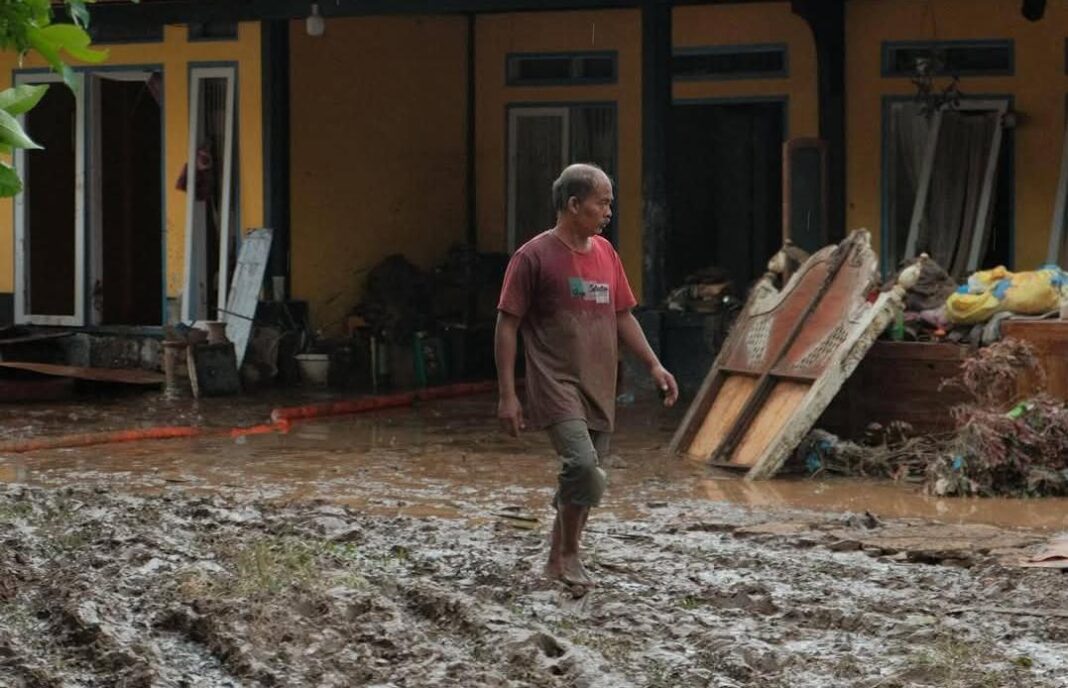 Curah Hujan Tinggi di Tanah Datar, Rumah dan Jembatan Hanyut