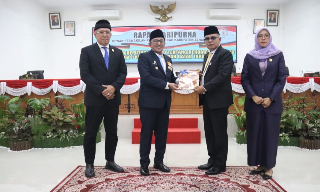 Gelar Rapat Paripurna, DPRD Tanah Datar Sampaikan Keputusan Terhadap LKPj Bupati