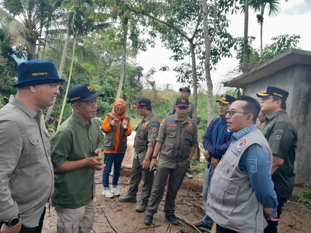BNPB Pusat Tinjau Lapangan dan Serahkan Bantuan Logistik Bencana Banjir di Tanah Datar