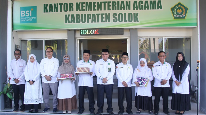 Serahkan SK Pensiun 3 ASN, DEWA Apresiasi Pengabdian Senior 2 02601 sk pensiun c