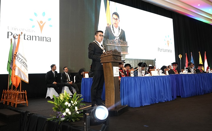 02702 wisuda uper b