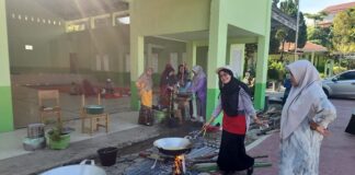 Kebersamaan Disela Penyembelihan Hewan Kurban di MAN 1 Solok PK